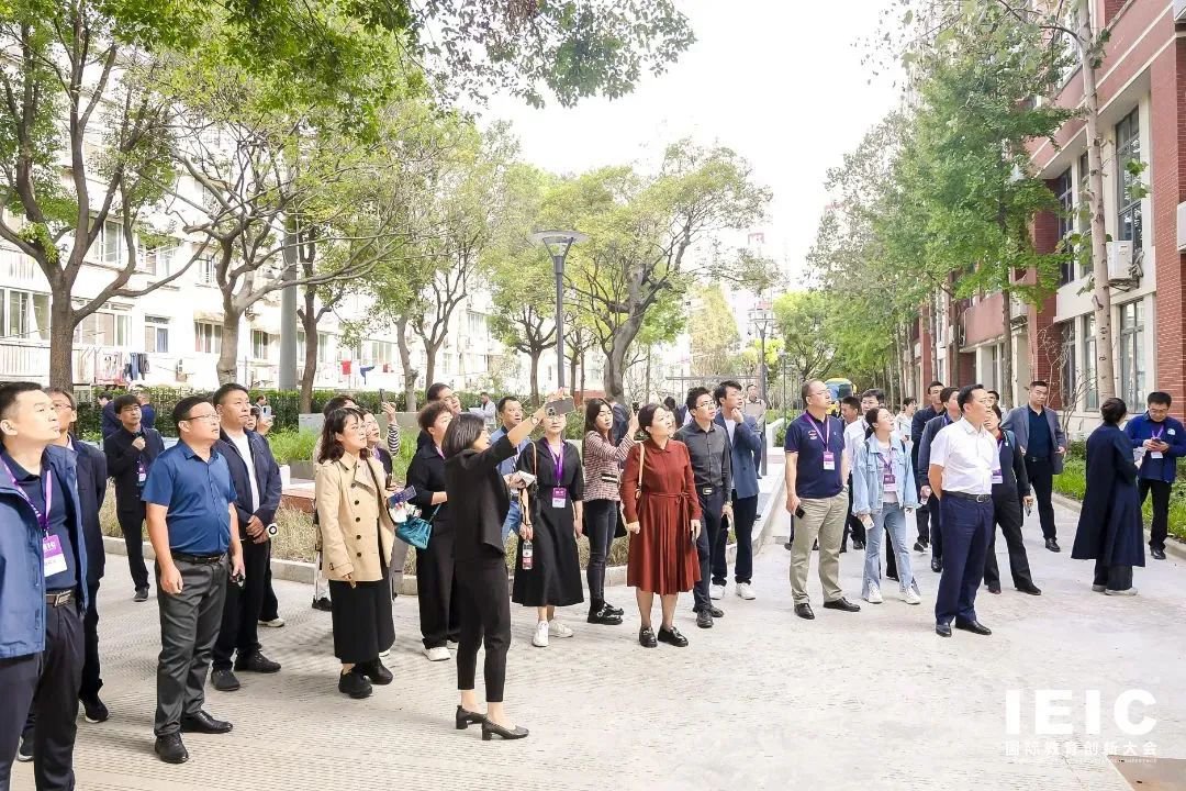 访校团一行率先抵达上海市南洋模范中学